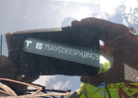 2023 Tesla Model Y Awd/Long Range Dual Motor All-Wheel Drive z USA, uszkodzony, nr VIN 7SAYGDEE5PA184258